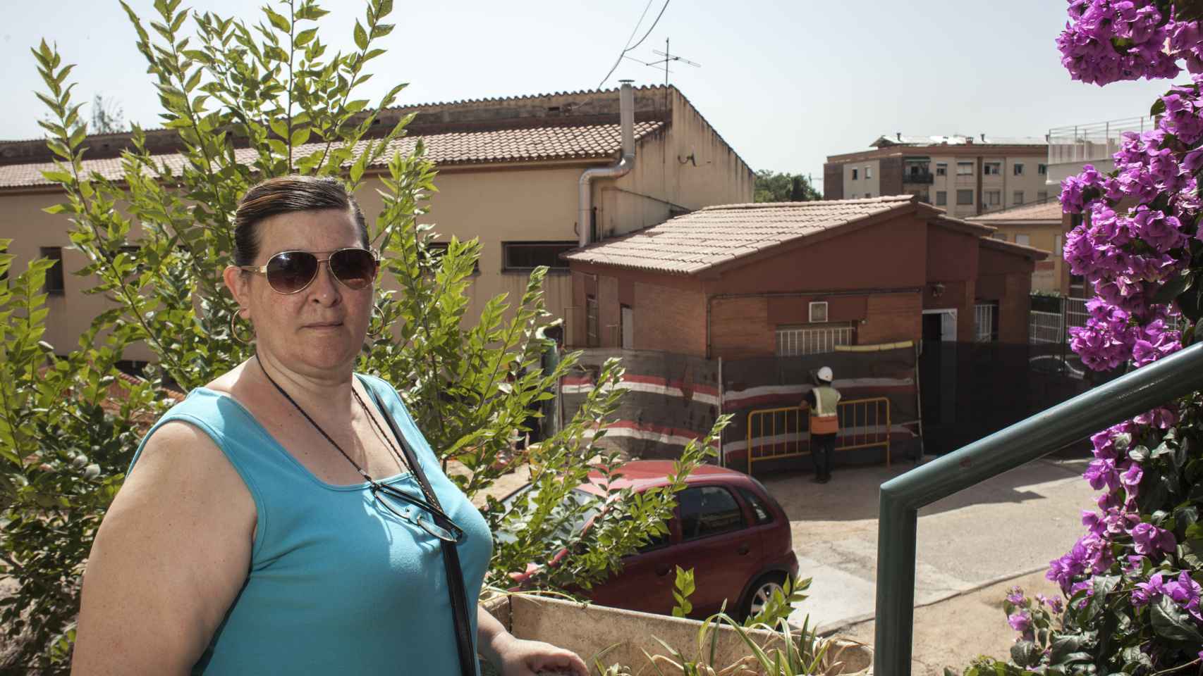 María Rosa delante de su casa en el Colegio Sant Jordi de Trinitat Nova / HUGO FERNÁNDEZ