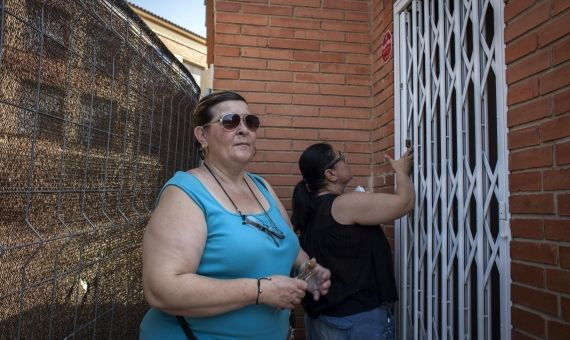 Rosa María y Crescencia en la entrada de la vivienda / H.F. 