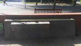La fuente situada en la plaza de Tirant lo Blanc de la Vila Olímpica sin la escultura de Tusquets / JORDI SUBIRANA