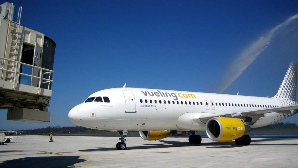 Un avión de Vueling en un aeropuerto