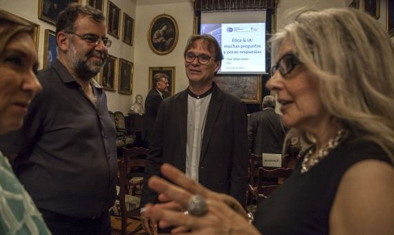 El Doctor Ulises Cortés tras su conferencia Ética y ciencia / H.F. 