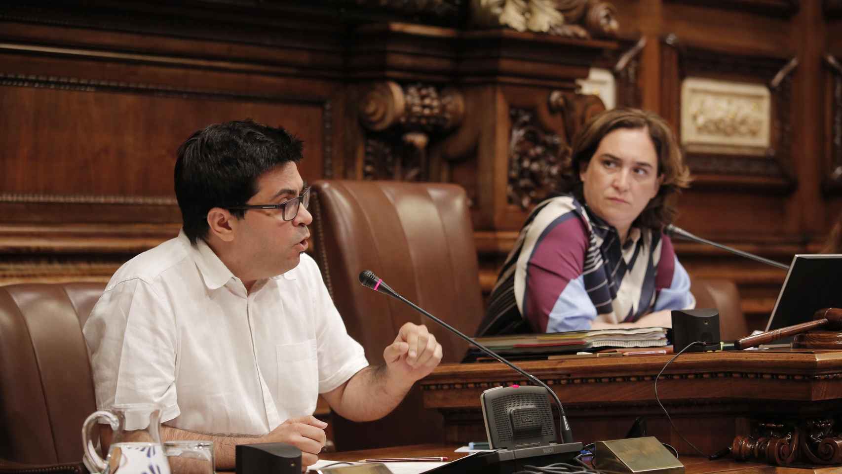 Ada Colau prescinde de Pisarello para las municipales