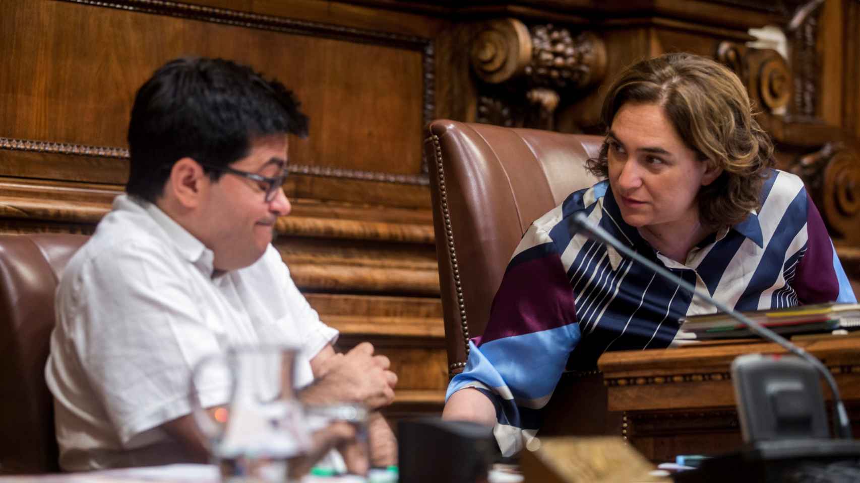 Ada Colau y Gerardo Pisarello juntos en un pleno