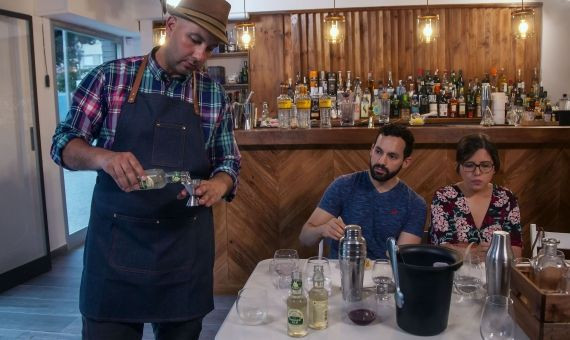 Taller de pisco sour en Demobar / HUGO FERNÁNDEZ