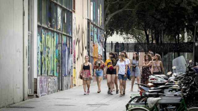 Un grupo de chicas jóvenes pasa por delante de un narcopiso en Barcelona