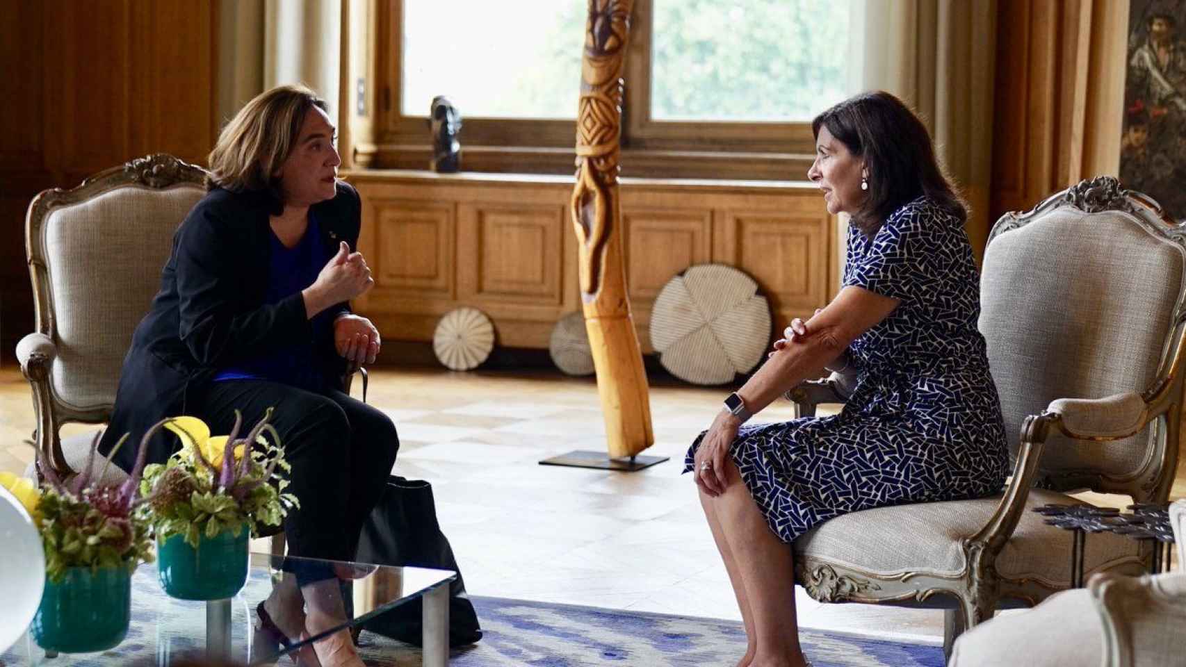 Las alcaldesas Ada Colau y Anne Hidalgo en París, durante el reciente viaje de Colau a la capital francesa / AYUNTAMIENTO DE BARCELONA