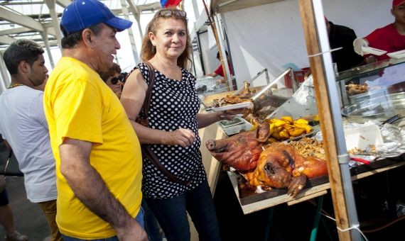 El cerdo, protagonista de los puestos de comida / H. FERNÁNDEZ