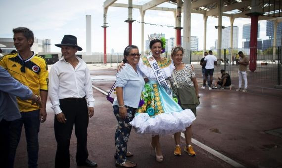 Los trajes tradicionales, una de las atracciones de la fiesta de Colombia / H. FERNÁNDEZ