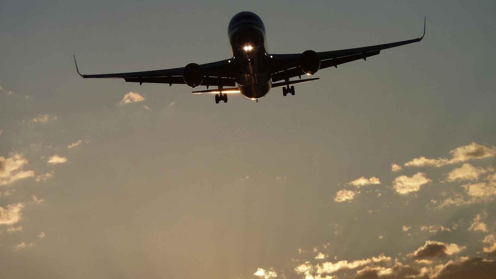 Avión en el aire saliendo del Aeropuerto de Barcelona