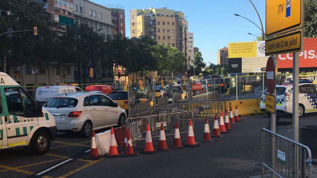 La calle de Mallorca, cerrada este lunes al tráfico, ha provocado los primeros atascos / JORDI SUBIRANA