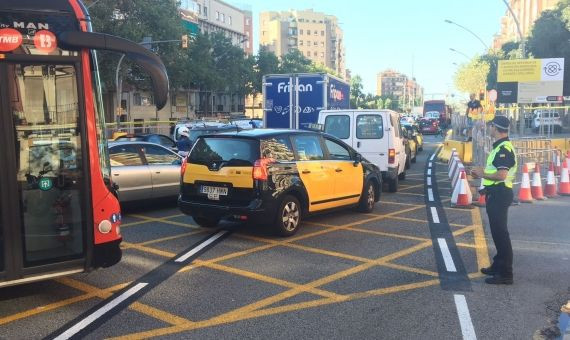 Un agente de la Guàrdia Urbana regula el tráfico en la Meridiana, este lunes / J SUBIRANA