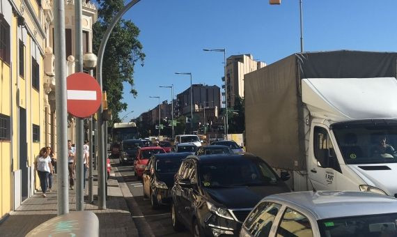 La Meridiana, atascada, cerca de la calle de Mallorca / J. SUBIRANA