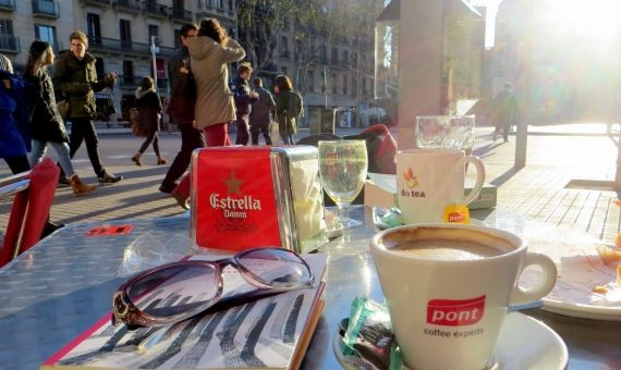 En el artículo de The Guardian se recomienda tener precaución con los bolsos en los bares