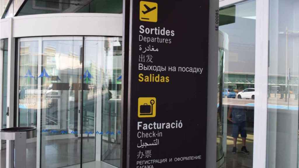 Uno de los nuevos paneles introducidos por Aena en el Aeropuerto de Barcelona / AENA