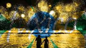 Fiesta brasileña en la arena de la playa bajo un eclipse lunar / FUXICO