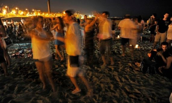 Fuxico Luna Llena, una cita brasileña en la playa de Bogatell