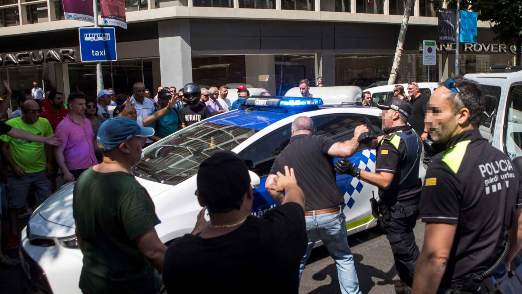 El curioso pacto de independentistas con ultras nazis en la guerra del taxi / EFE