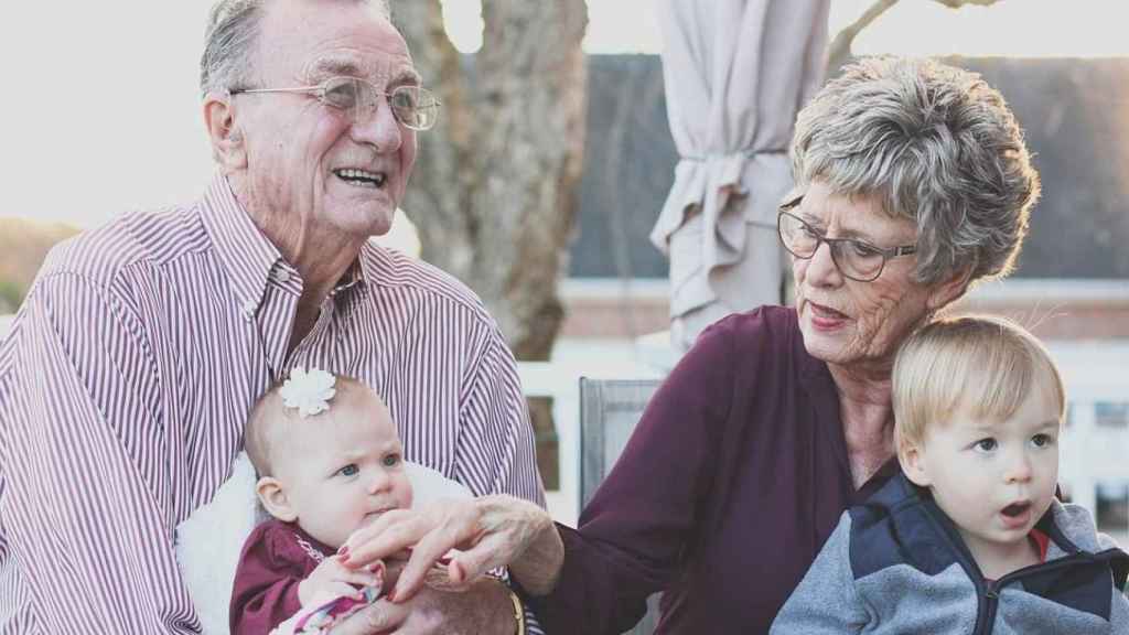 Un abuelo y una abuela con sus nietos | PEXELS