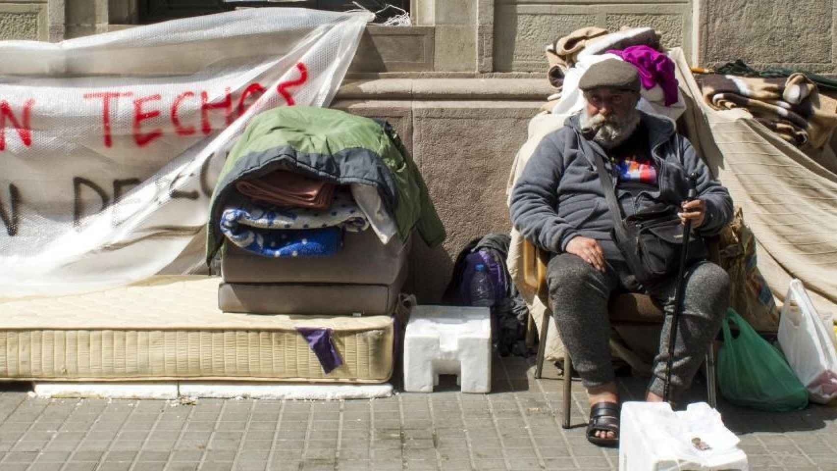 Arrels denuncia que faltan duchas y consignas para los sintecho / HUGO FERNÁNDEZ