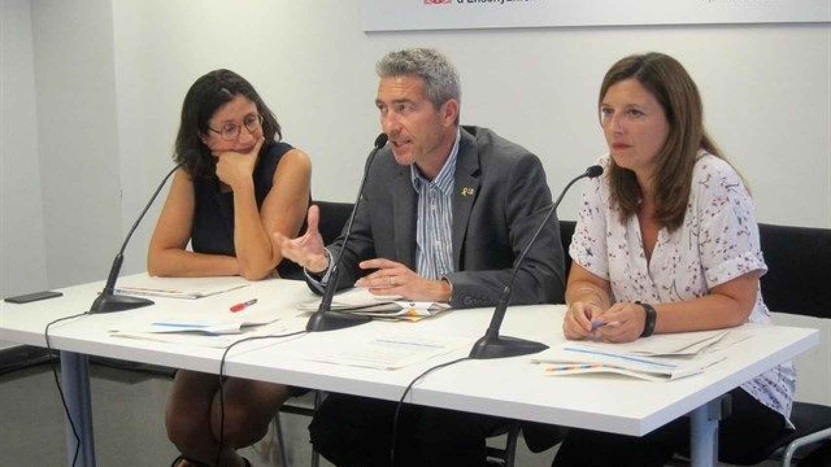 En 72 escuelas de Barcelona se harán obras este verano, según la regidora Laia Ortiz, a la derecha de la imagen / EUROPA PRESS