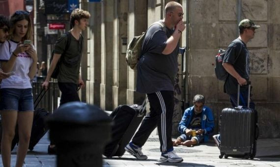 Una persona sintecho en la calle Ferran de Barcelona / HUGO FERNÁNDEZ