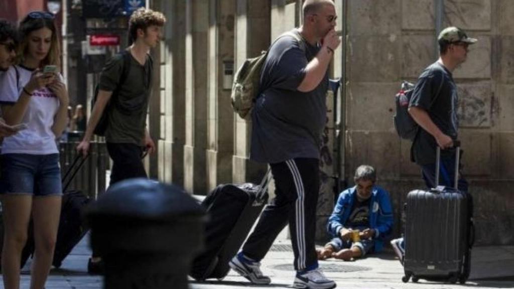 Una persona sintecho en la calle Ferran de Barcelona / HUGO FERNÁNDEZ