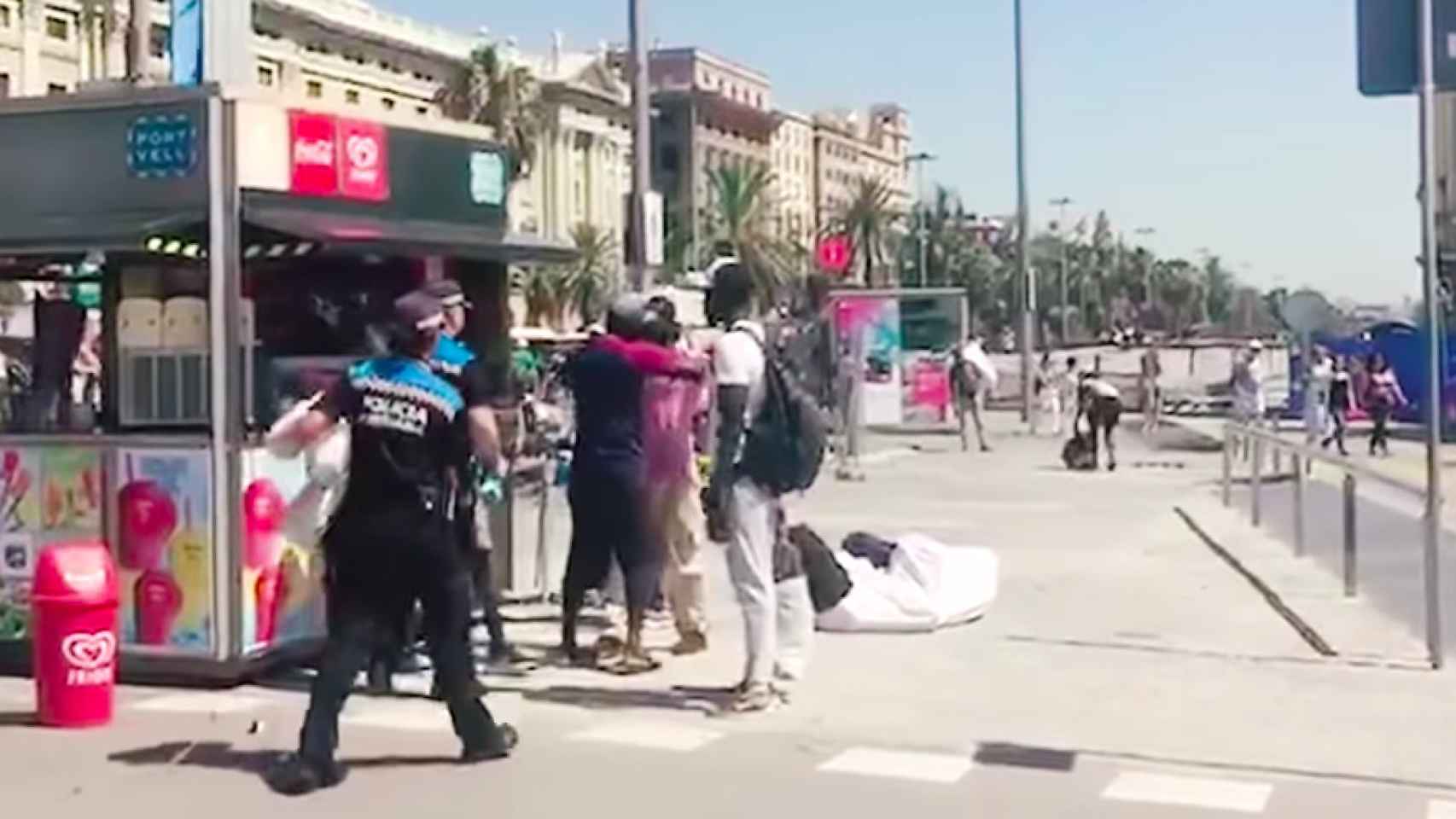 Momento de tensión entre los manteros y la Policía Portuaria