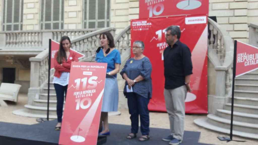 Los convocantes de la manifestación en los jardines del Palau Robert / @assemblea