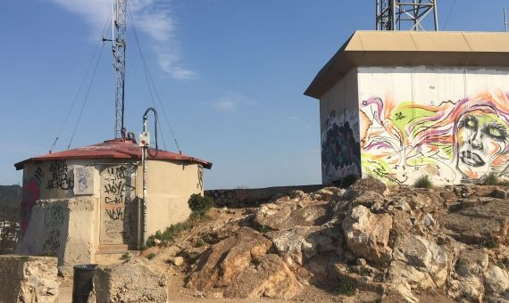 Las antenas del Turó de la Rovira, abandonadas / JORDI SUBIRANA