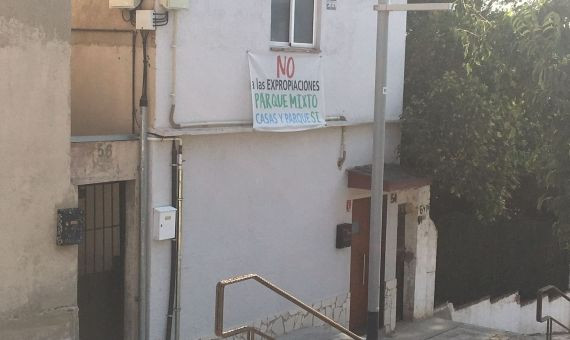 Pancartas contra la expropiación en el Turó de la Rovira / JORDI SUBIRANA