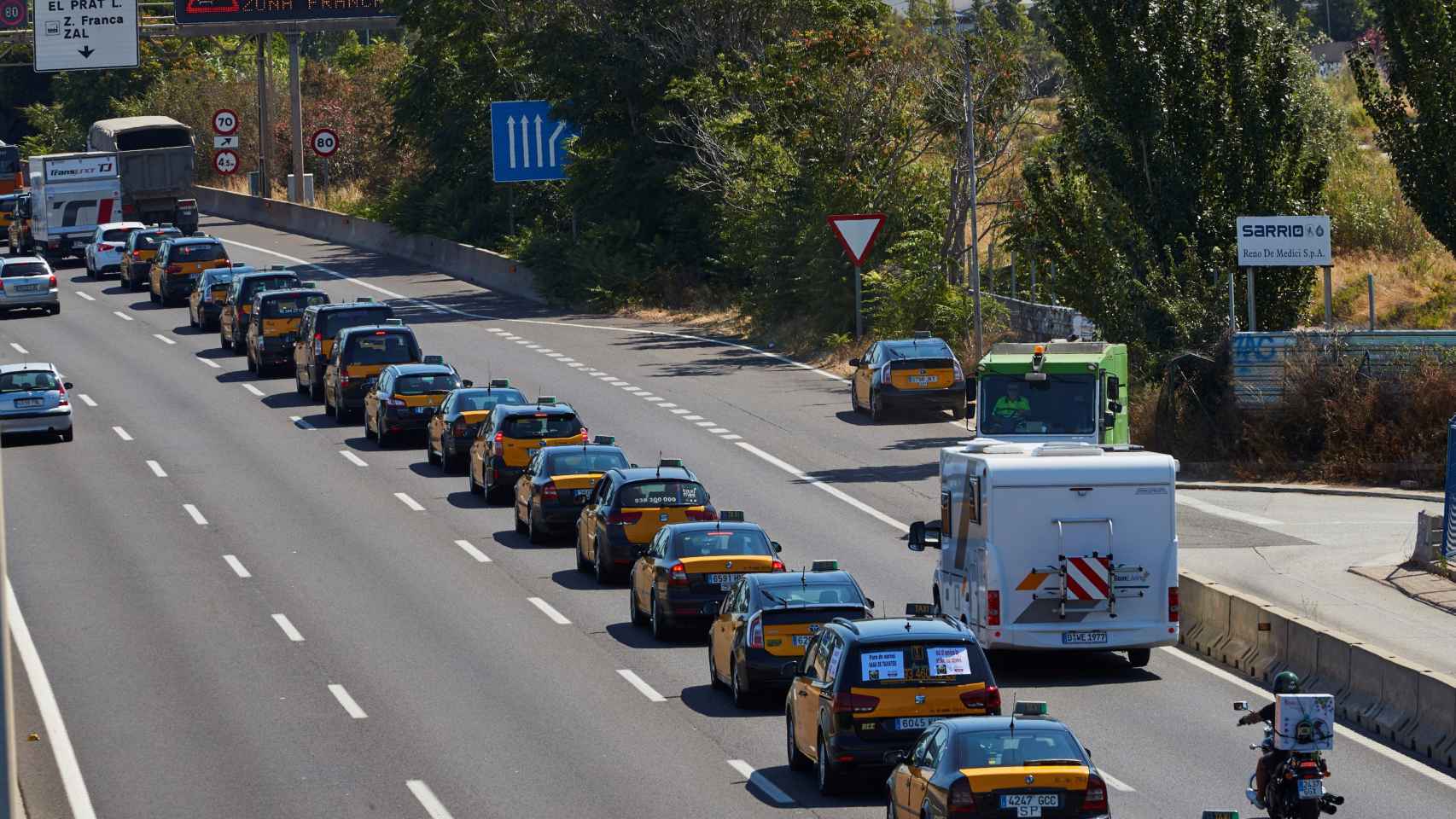 Marcha lenta de taxistas por Barcelona / EFE/Alejandro García