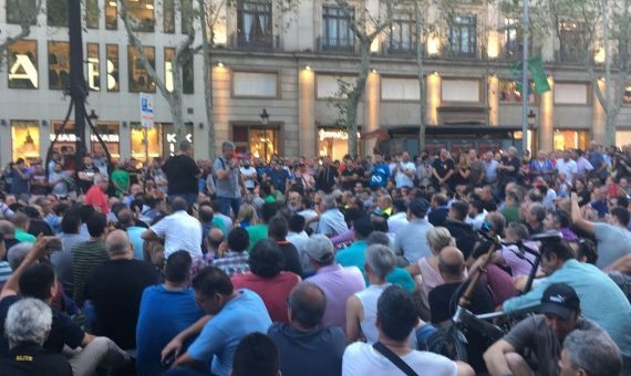 Asamblea de taxistas en el centro de Barcelona / AROA ORTEGA