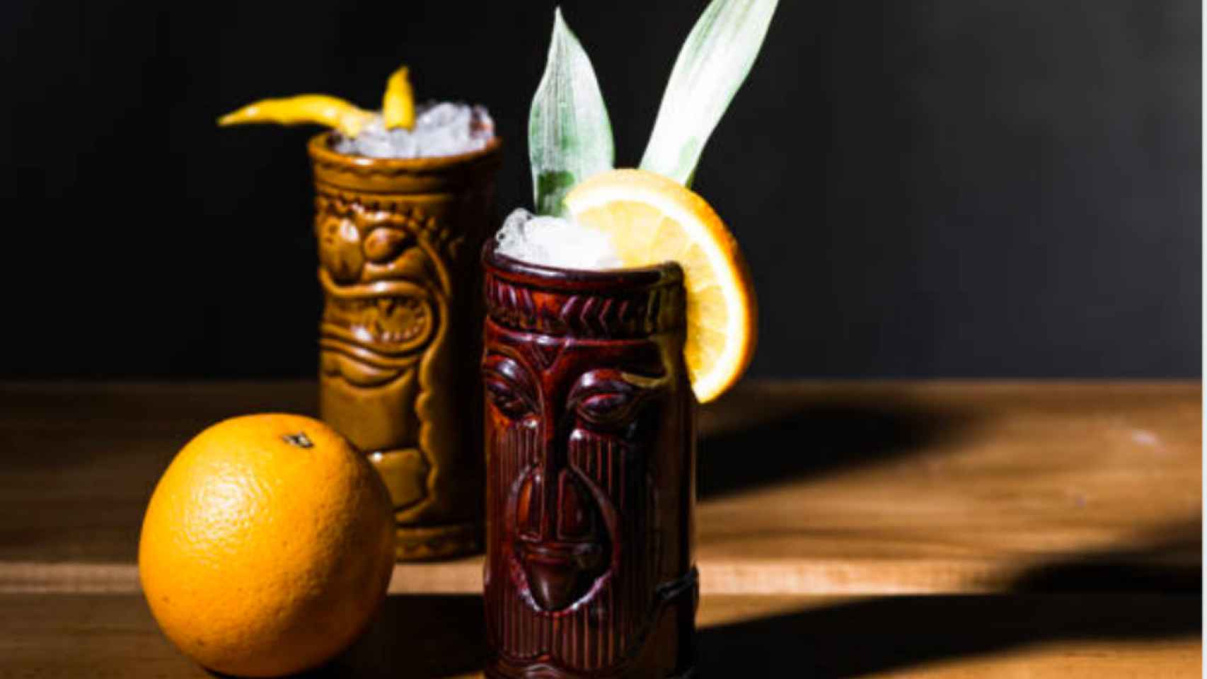 Vasos tiki para cócteles hawaianos / GETTY IMAGES