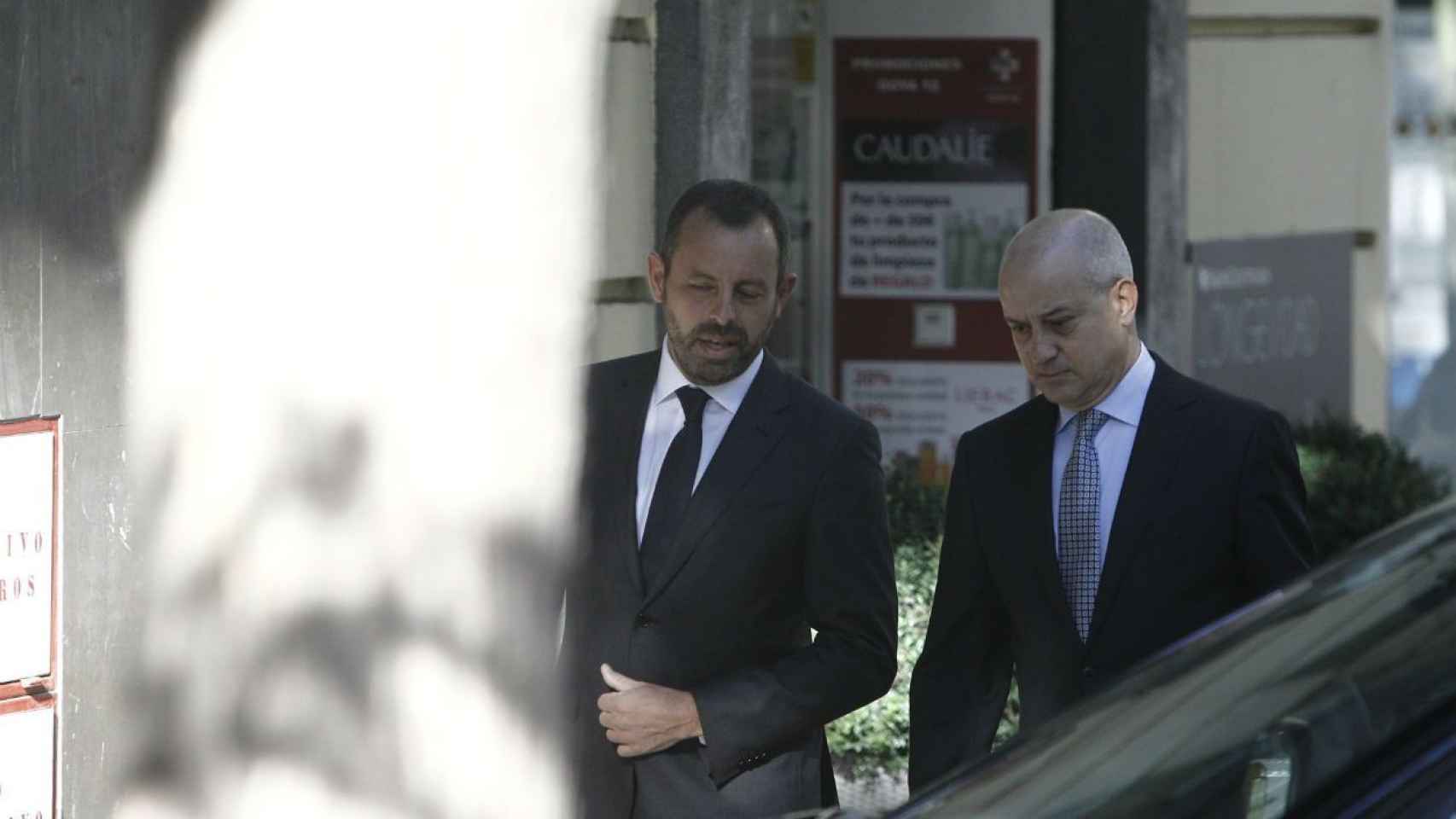 Sandro Rosell, a la izquierda, seguirá en prisión / EP