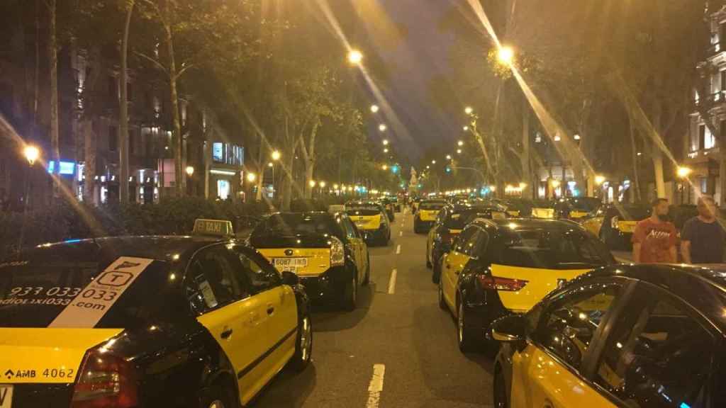 Taxis aparcados en medio de Gran Via con paseo de Gràcia / AROA ORTEGA