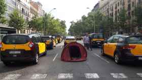 Los taxistas planean dormir otra noche en la Gran Via de Barcelona / Europa Press