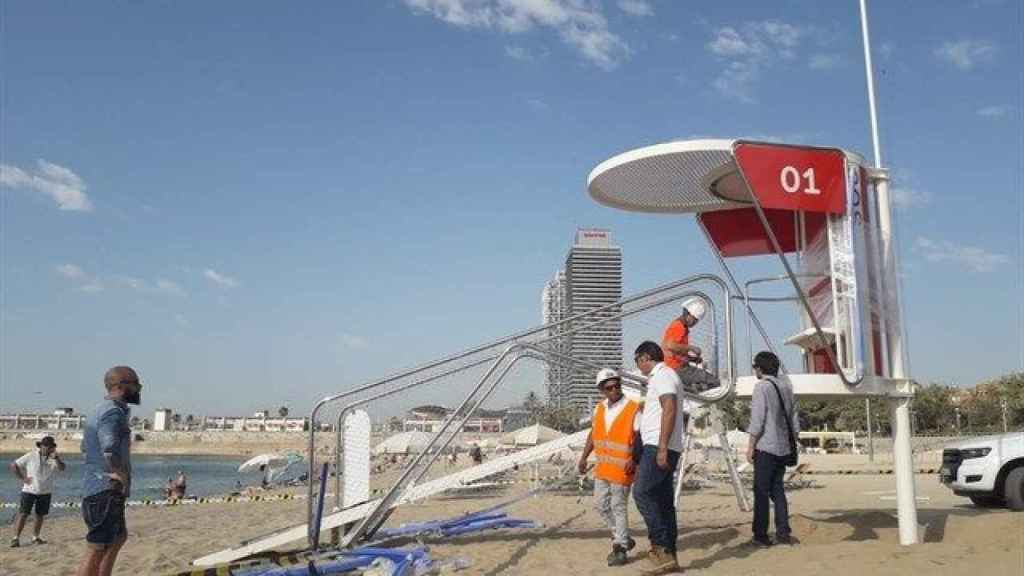 La nueva torre de vigilancia de la playa de la Nova Icària / EUROPA PRESS