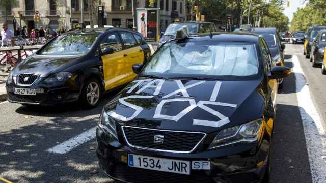 Un taxi en la huelga de Barcelona / HUGO FERNÁNDEZ