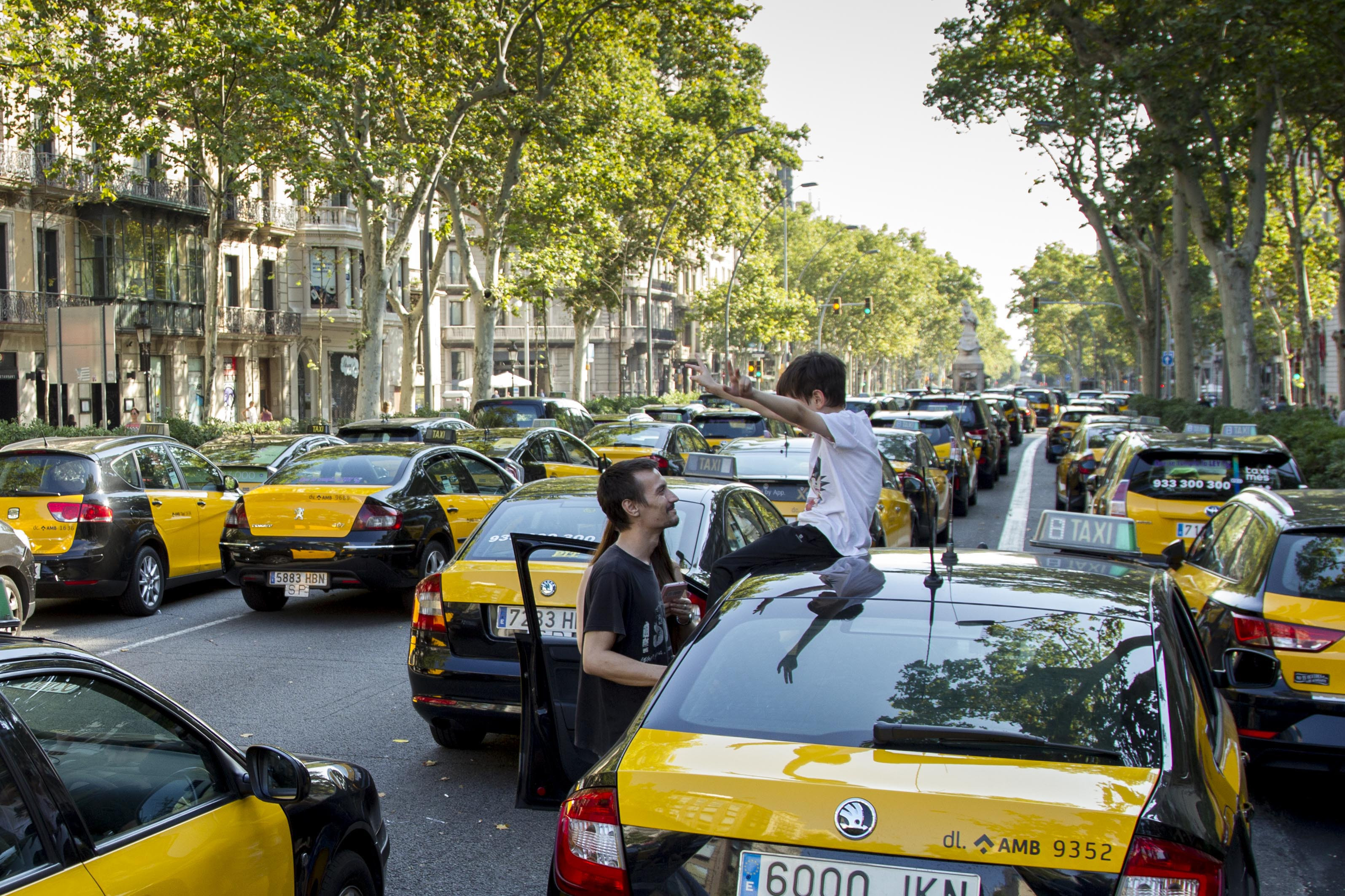 Los taxistas ocupando la Gran Via durante una huelga contra las licencias VTC / HUGO FERNÁNDEZ