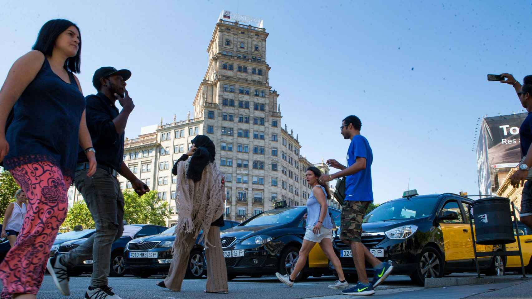 Los comercios se quejan de la pérdida de un 25% de clientes por la huelga de taxis / EFE ENRIC FONTCUBERTA