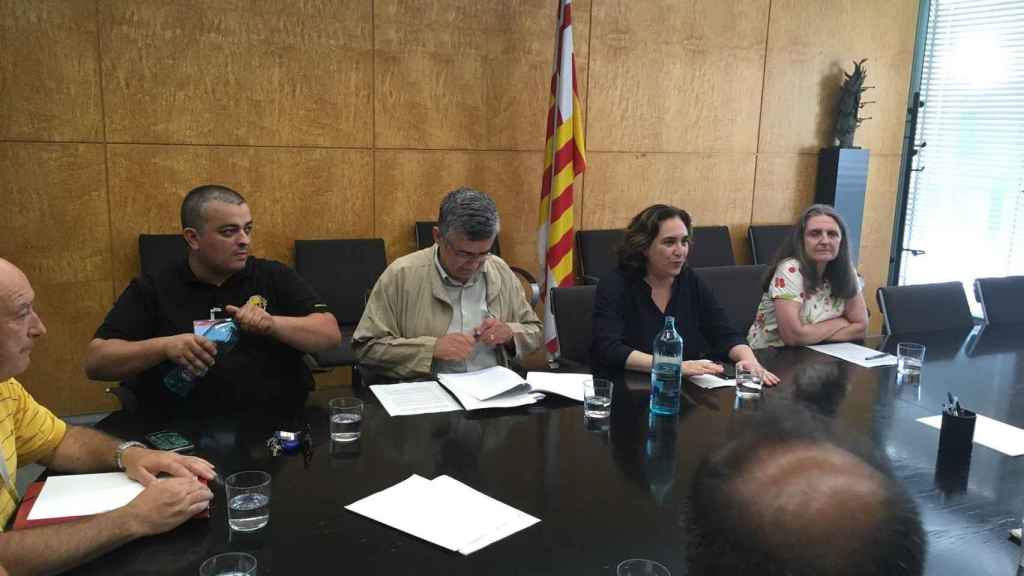 Ada Colau en una reunión en la que participó el sector del taxi / Europa Press