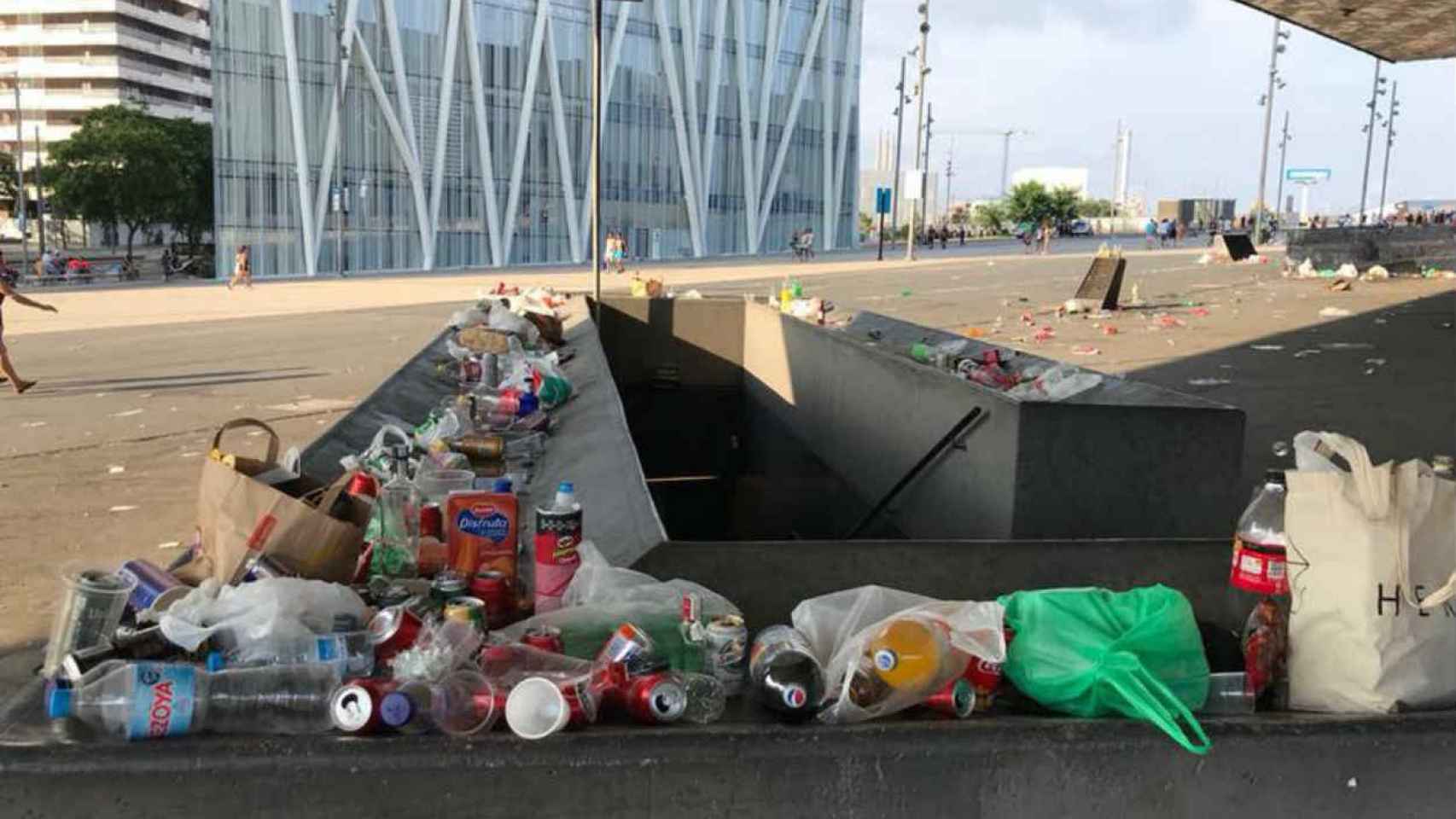 Loa alrededores del Fòrum se llenan de basura cada vez que hay un festival / MDM