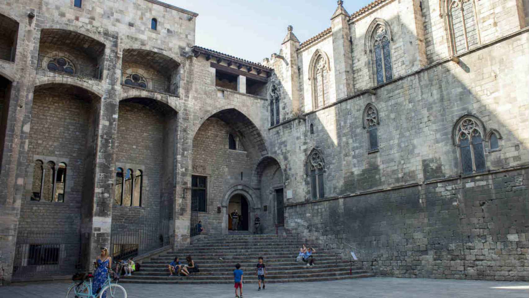 La escalinata que da un aire especial a la plaza del Rei / HUGO FERNÁNDEZ