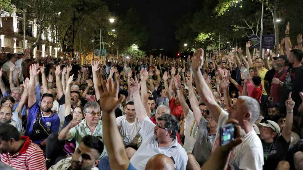 Los taxistas votando en la asamblea para desconvocar la huelga en Barcelona | HUGO FERNÁNDEZ