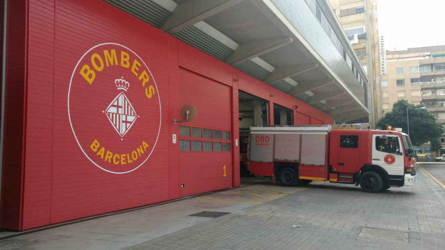 Los bomberos ha evitado que el fuego se extendiese al resto de la vivienda / @BCN_Bombers