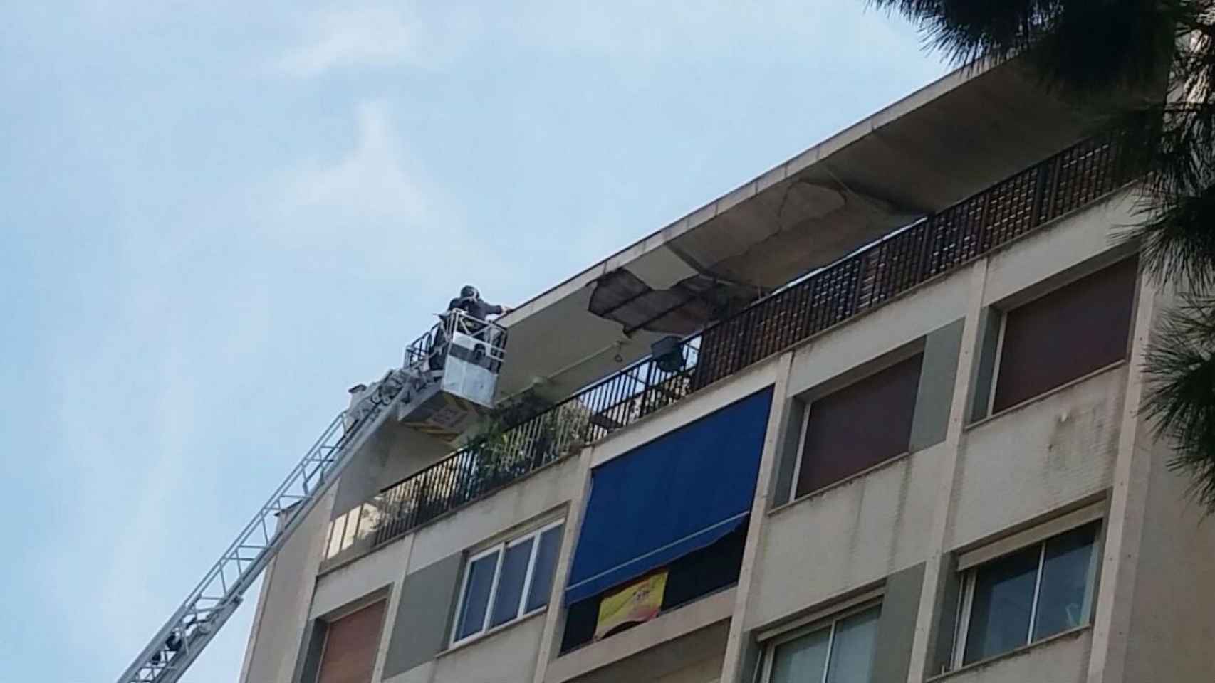 Bombero trabajando para evitar que haya más desprendimientos