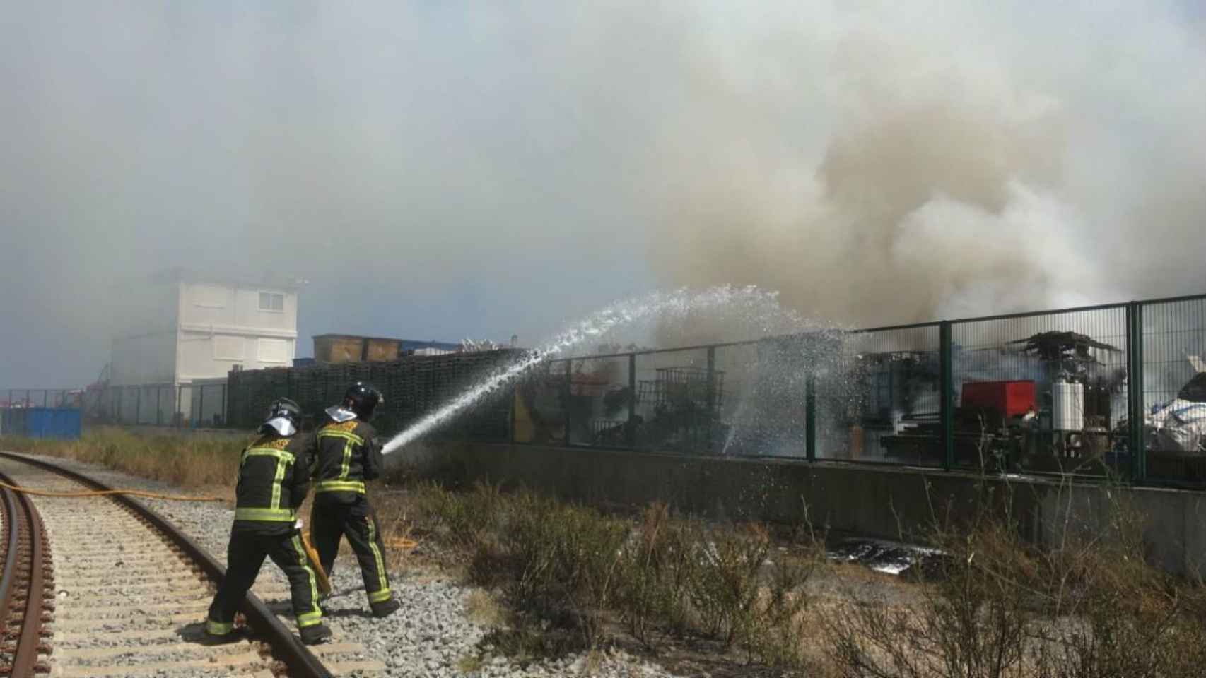 Bomberos apagan el incendio en el puerto / @BCN_Bombers