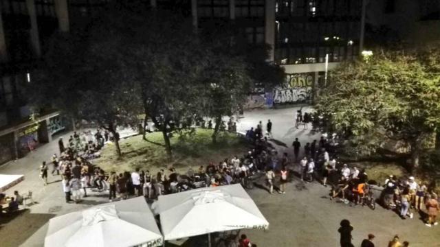 Botellón en la plaza Castella que impide el descanso de los vecinos / @CastellaTallers