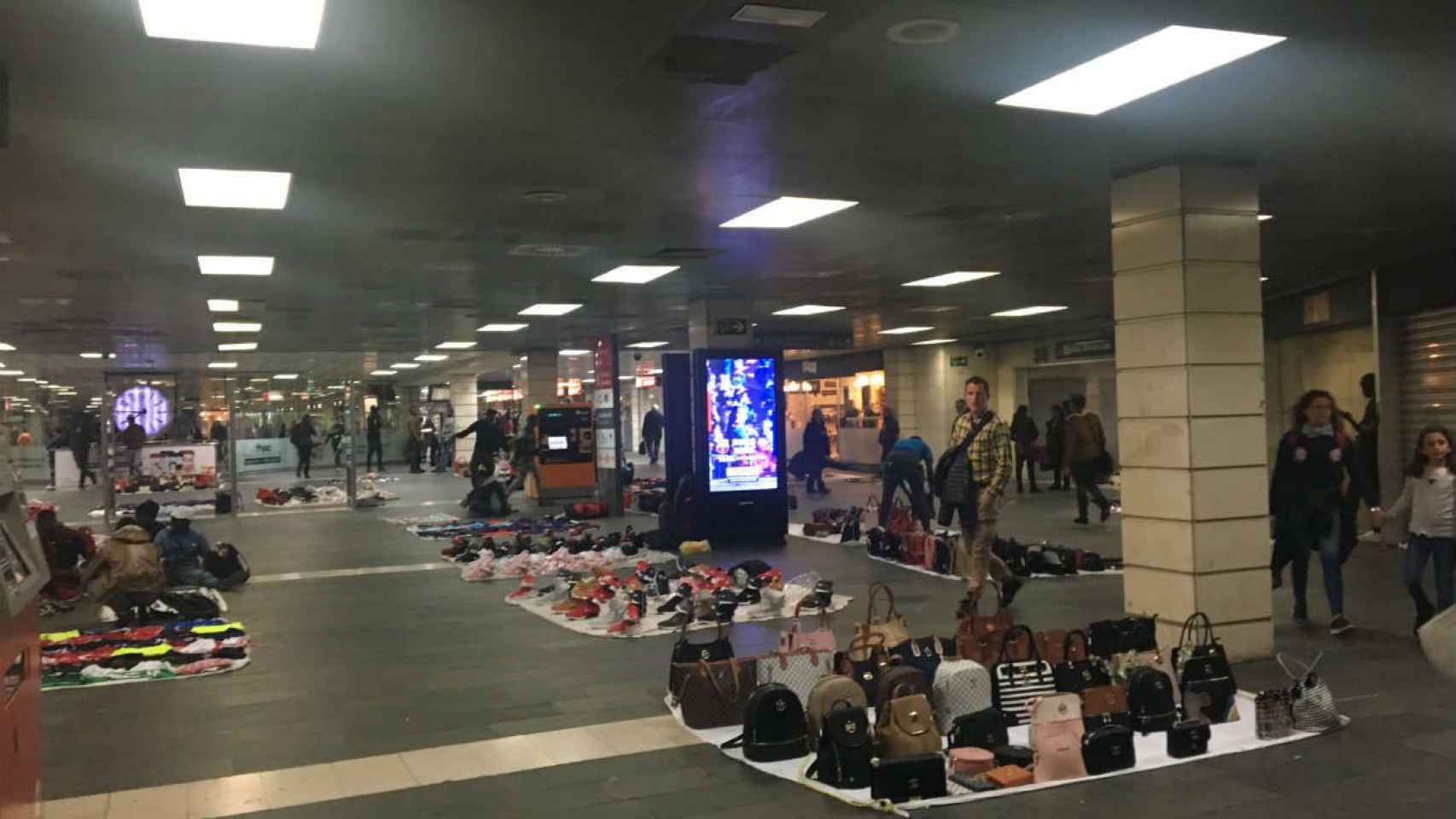 Manteros en el interior de la plaza Catalunya / CR