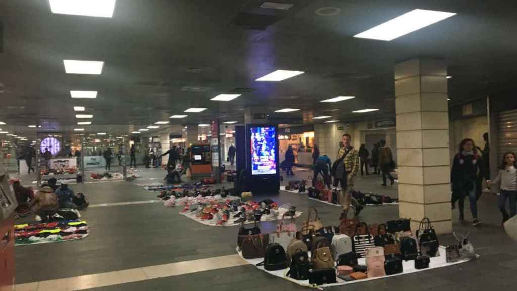 Manteros en el interior de la plaza Catalunya / CR